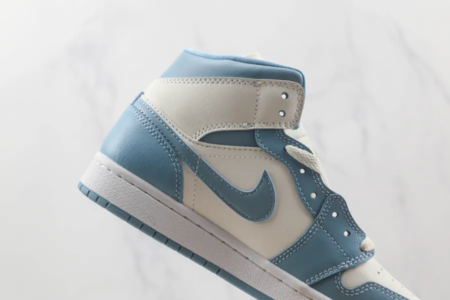 Wmns Air Jordan 1 Mid University Blue 