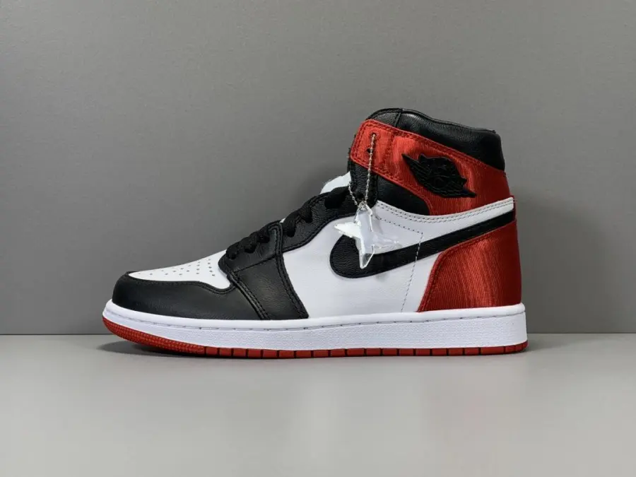 Wmns Air Jordan 1 Retro High Satin Black Toe