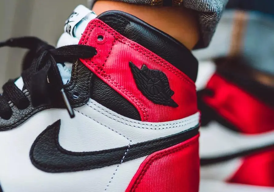 Wmns Air Jordan 1 Retro High Satin Black Toe