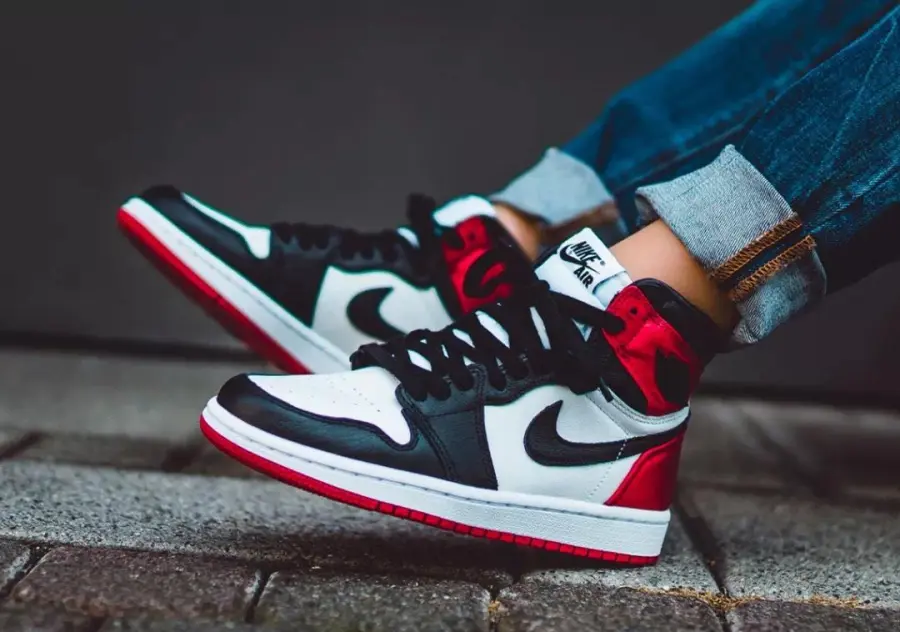 Wmns Air Jordan 1 Retro High Satin Black Toe