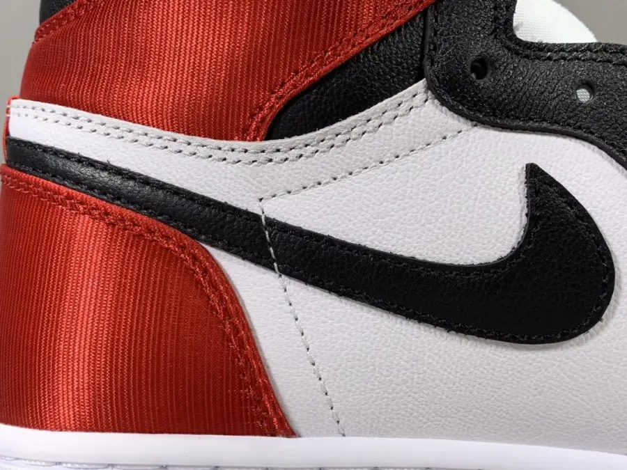 Wmns Air Jordan 1 Retro High Satin Black Toe