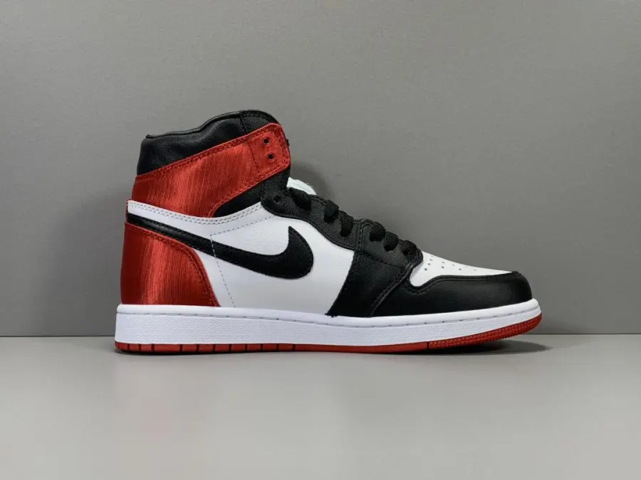 Wmns Air Jordan 1 Retro High Satin Black Toe