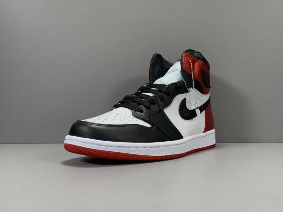 Wmns Air Jordan 1 Retro High Satin Black Toe