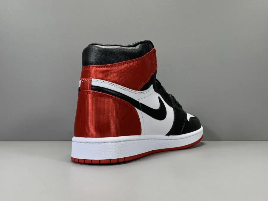 Wmns Air Jordan 1 Retro High Satin Black Toe