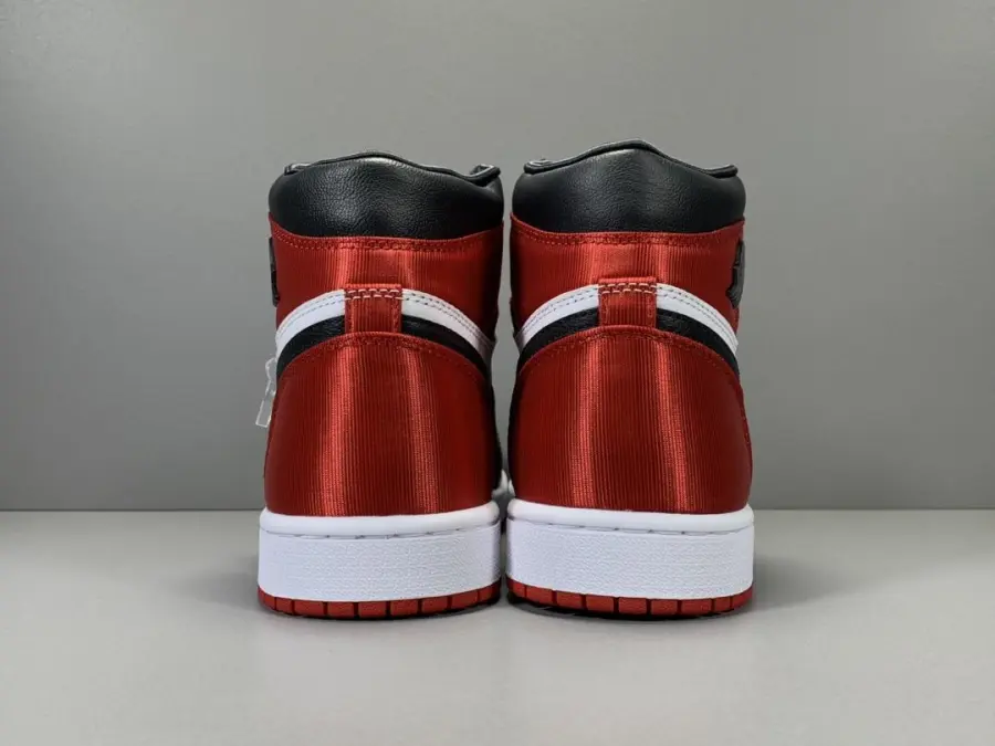 Wmns Air Jordan 1 Retro High Satin Black Toe