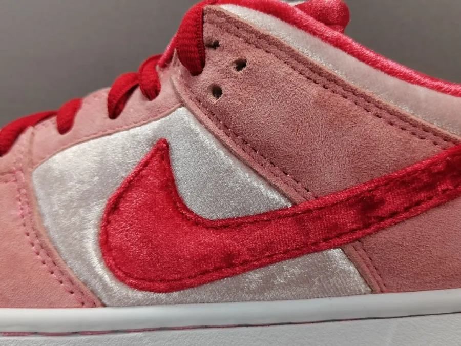 Strangelove X Dunk Low Sb Valentine'S Day