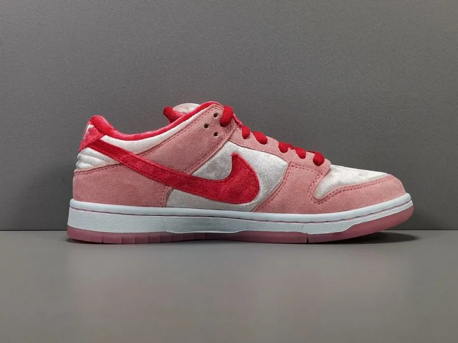 Strangelove X Dunk Low Sb Valentine'S Day