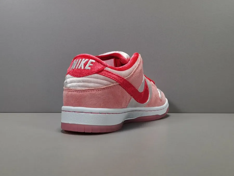 Strangelove X Dunk Low Sb Valentine'S Day